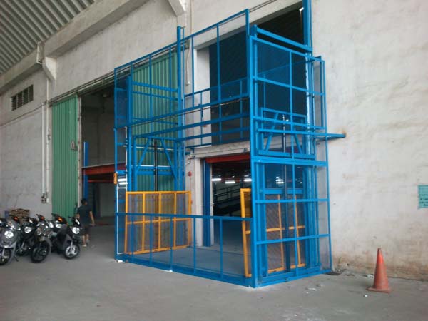 导轨式液压升降平台